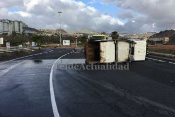 Vuelco de un camión en la rotonda de El Mirador (Foto TA)